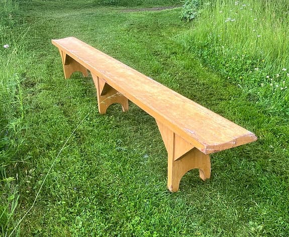 Gammal skolbänk i trä (3 meter) med underbar patina