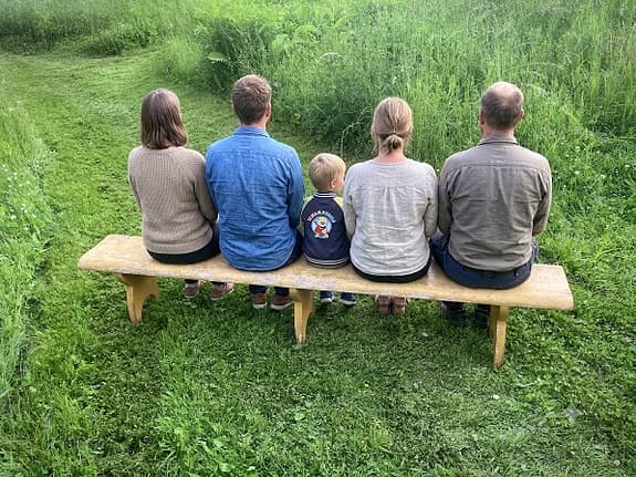 Gammal skolbänk i trä (3 meter) med underbar patina