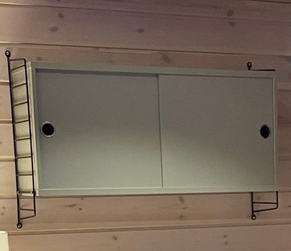 String skåp med skjutdörrar ljusgrå