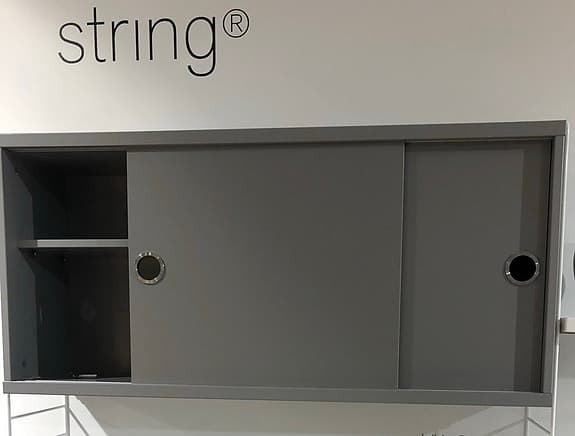 String skåp med skjutdörrar ljusgrå