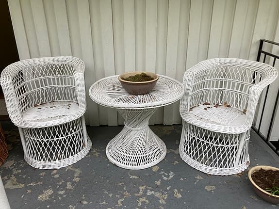 Vitt rotting caféset med bord och två stolar