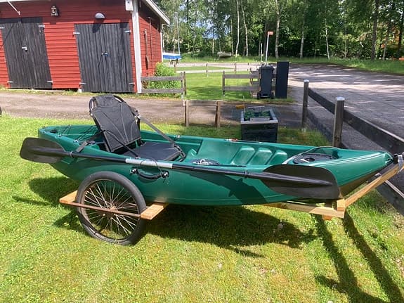 Grön fiskekajak med elmotor och Creabest 12,8V 50Ah batteri