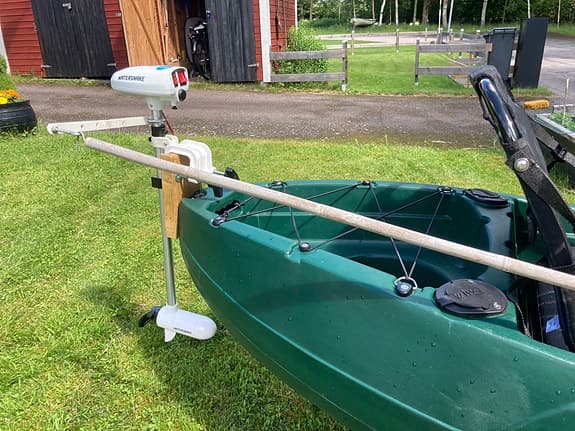 Grön fiskekajak med elmotor och Creabest 12,8V 50Ah batteri