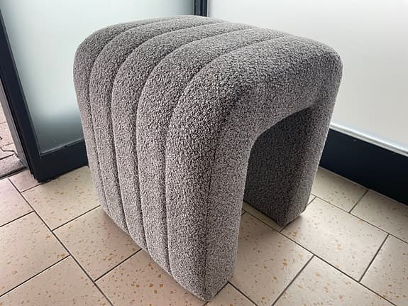 Ny grå bouclé pall / fotpall, 43x43x45 cm, fraktfritt
