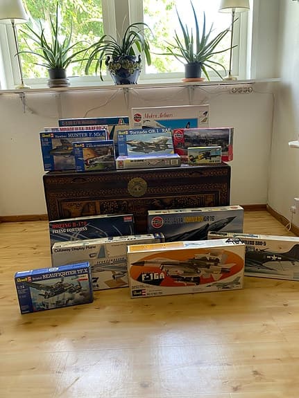 Flygplansmodeller och båtmodeller byggsatser