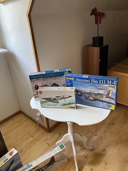 Flygplansmodeller och båtmodeller byggsatser