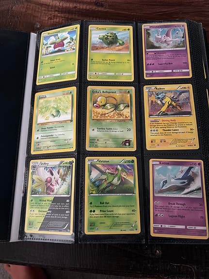 Pokémon samling med kort i pärm