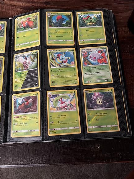 Pokémon samling med kort i pärm