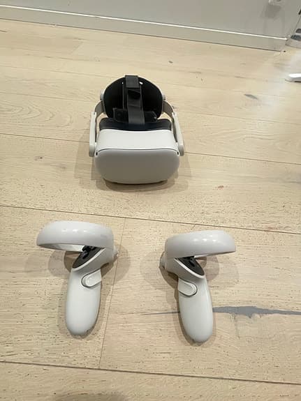Meta Quest 2 VR‑headset med handkontroller vit