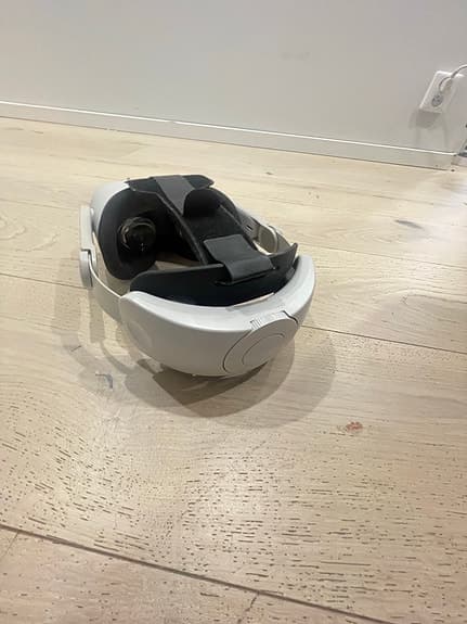 Meta Quest 2 VR‑headset med handkontroller vit