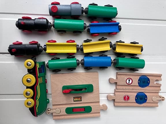 BRIO trätåg med vagnar och rälsdelar