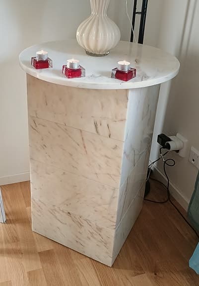 Marmorpelare / sidobord i vit marmor