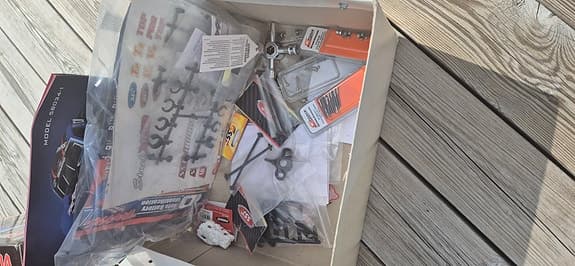 Två RC bilar, Traxxas och SST Racing