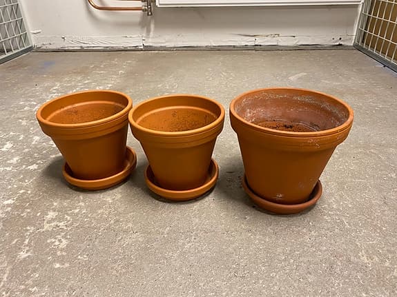 Terrakottakrukor med fat, 3 st