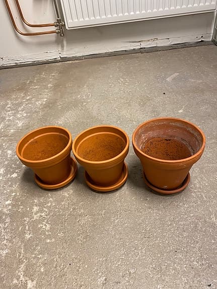 Terrakottakrukor med fat, 3 st