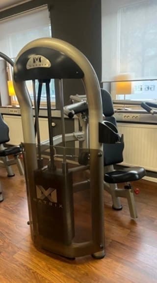 Matrix träningsmaskin bröstpress / Axelpress