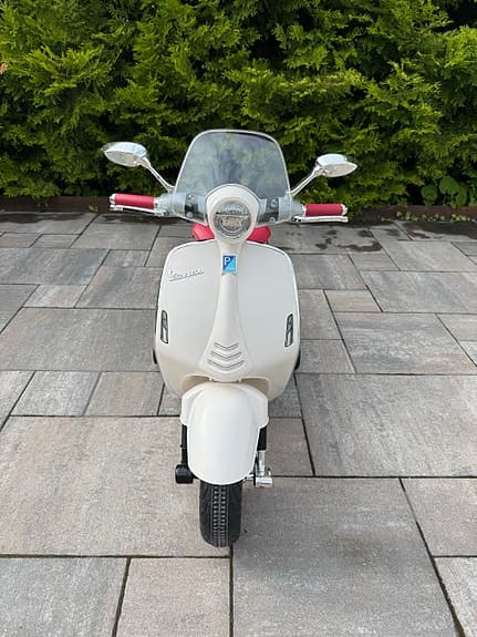 Vespa elektrisk leksaksscooter vit/röd för barn