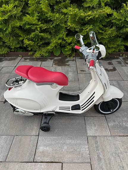 Vespa elektrisk leksaksscooter vit/röd för barn