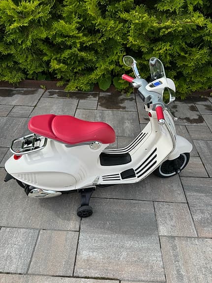 Vespa elektrisk leksaksscooter vit/röd för barn
