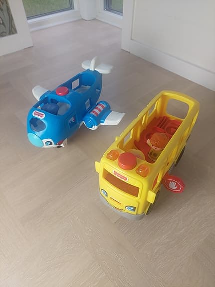 Fisher-Price leksaksbuss och flygplan