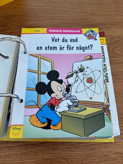 Disney Atlas ringpärmar med faktablad om jord, djur och rymd