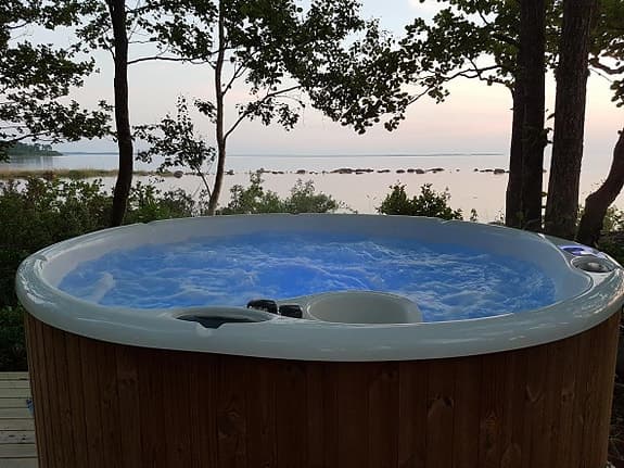 Relaxpoolen ved eller eluppvärmd badtunna
