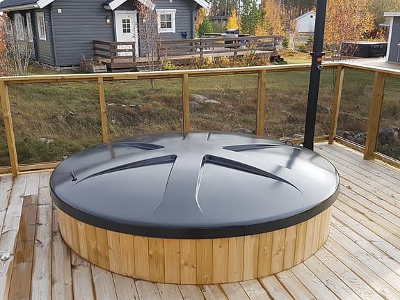 Relaxpoolen ved eller eluppvärmd badtunna