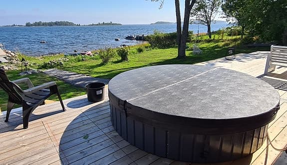Relaxpoolen ved eller eluppvärmd badtunna