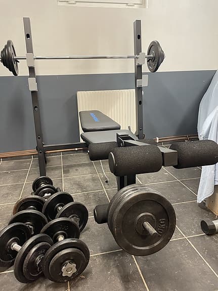 Bänkpress, benpress, skivstång, vikter 80 kg, hantlar