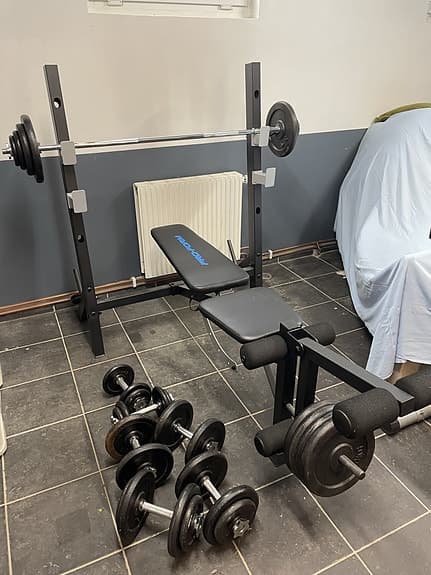 Bänkpress, benpress, skivstång, vikter 80 kg, hantlar