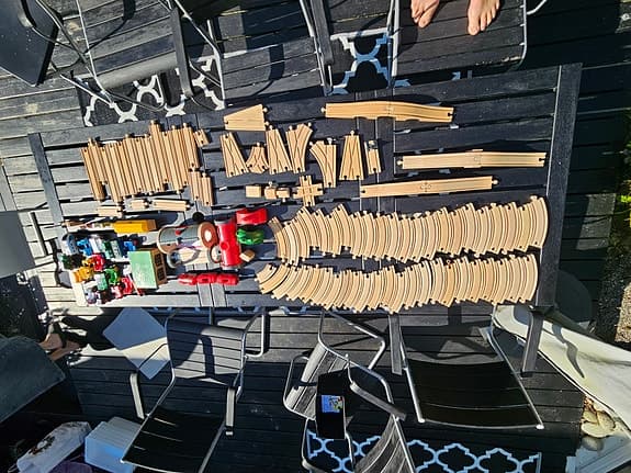 BRIO stort trätågsset med räls, tåg och tillbehör