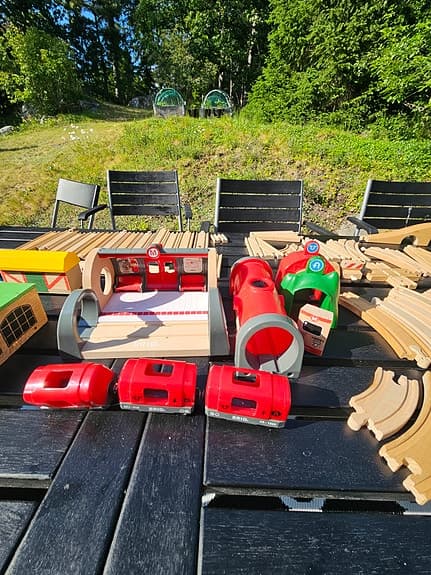 BRIO stort trätågsset med räls, tåg och tillbehör