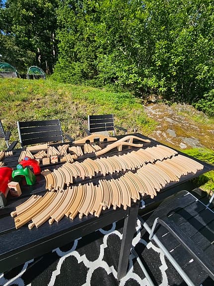 BRIO stort trätågsset med räls, tåg och tillbehör