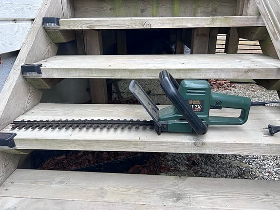 Grön black & decker häcksax eldriven