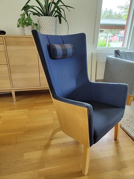 Swedese öronlappsfåtölj i blåa toner+ nackkydde