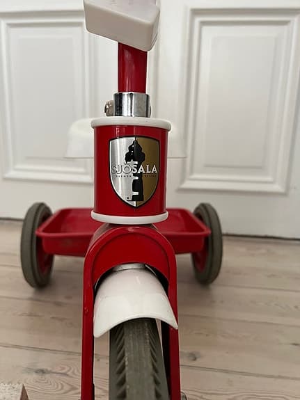 Trehjuling, klassisk röd, från SJÖSALA