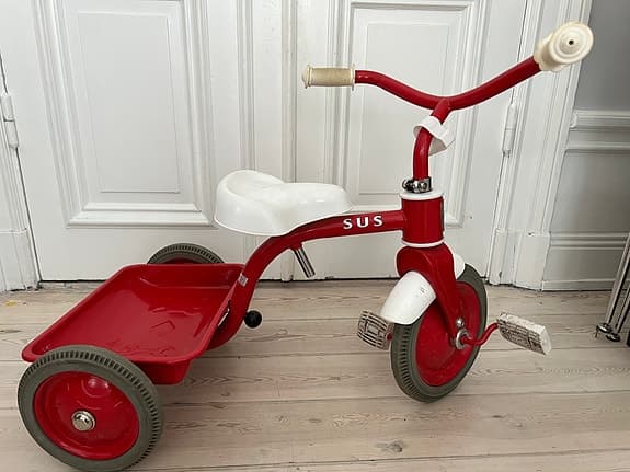 Trehjuling, klassisk röd, från SJÖSALA