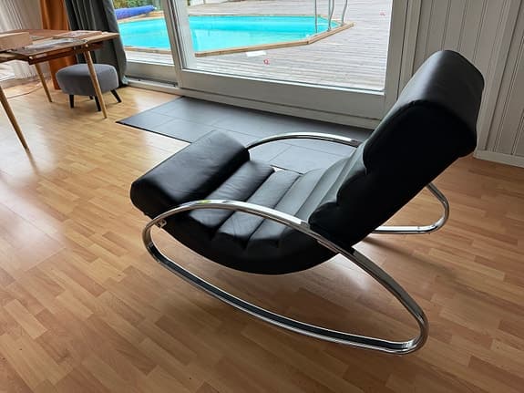 Härlig modern gungstol i stål och skinn