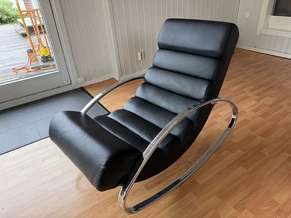 Härlig modern gungstol i stål och skinn