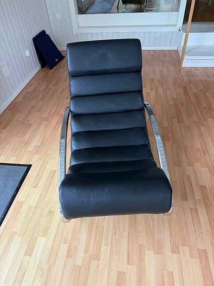 Härlig modern gungstol i stål och skinn
