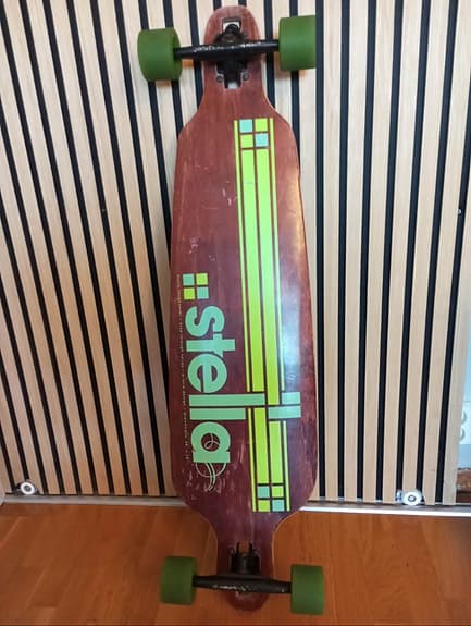 Stella longboard med gröna hjul