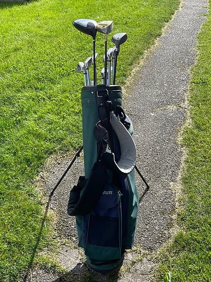 Golfset med bag och järnklubbor