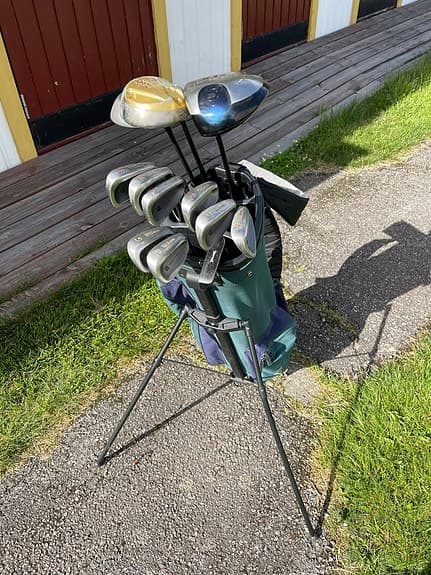 Golfset med bag och järnklubbor