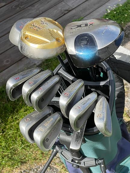 Golfset med bag och järnklubbor