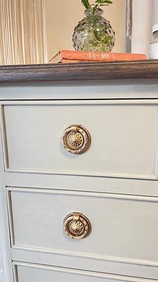 Nyrenoverad byrå / sängbord / sidobord