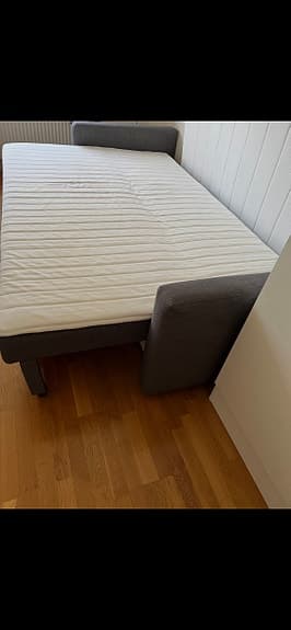 Grå bäddsoffa som ny