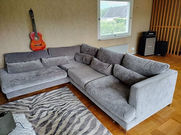 Elyot U-soffa i grått tyg – stor och mycket bekväm
