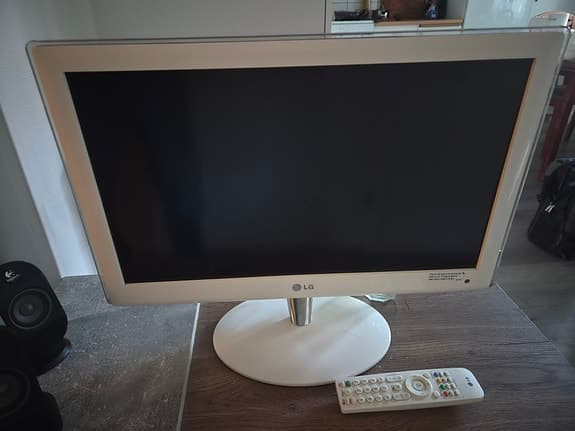 22" LG TV med fjärrkontroll