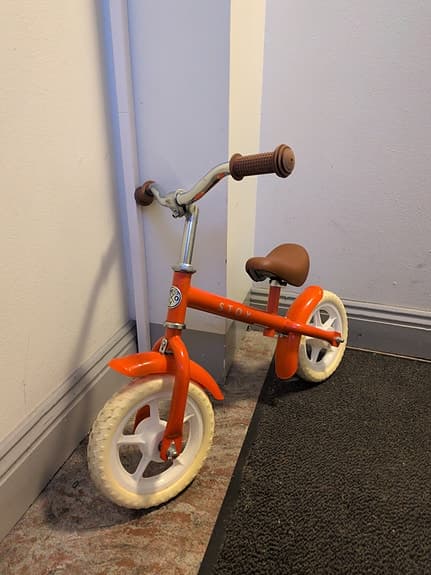 Röd balanscykel för barn