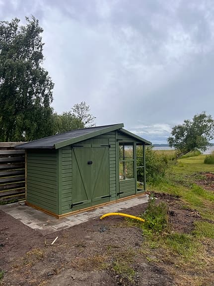 Förråd samt växthus i ett